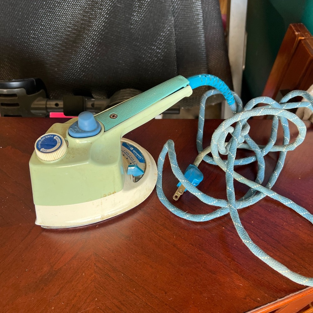 Vintage Sunbeam Iron SW1 Vintage Corded
Electric Blur 600W 120V